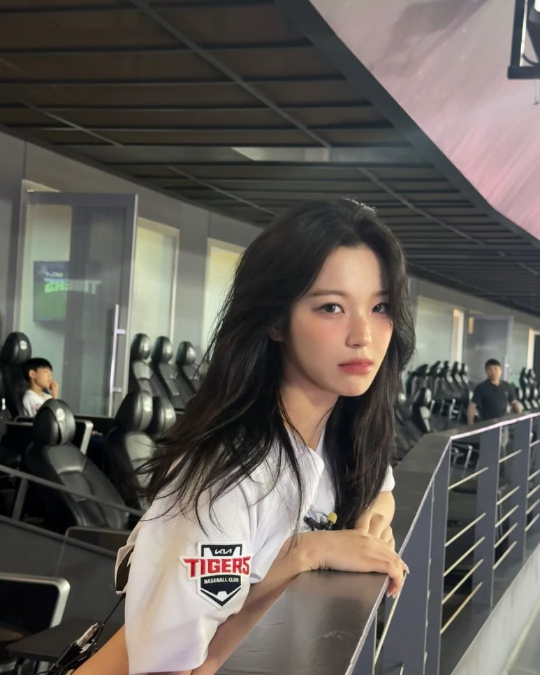침대에 누워서 바라보는 여친모드 프로미스나인 백지헌