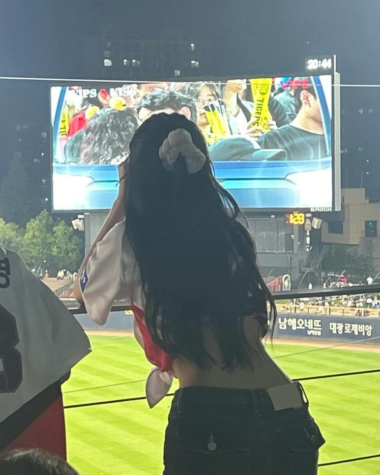 침대에 누워서 바라보는 여친모드 프로미스나인 백지헌