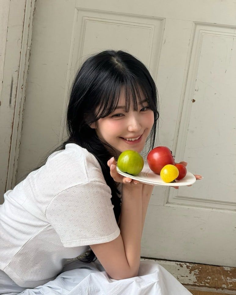 침대에 누워서 바라보는 여친모드 프로미스나인 백지헌