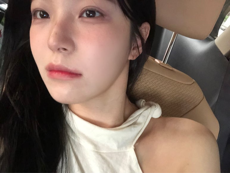 침대에 누워서 바라보는 여친모드 프로미스나인 백지헌