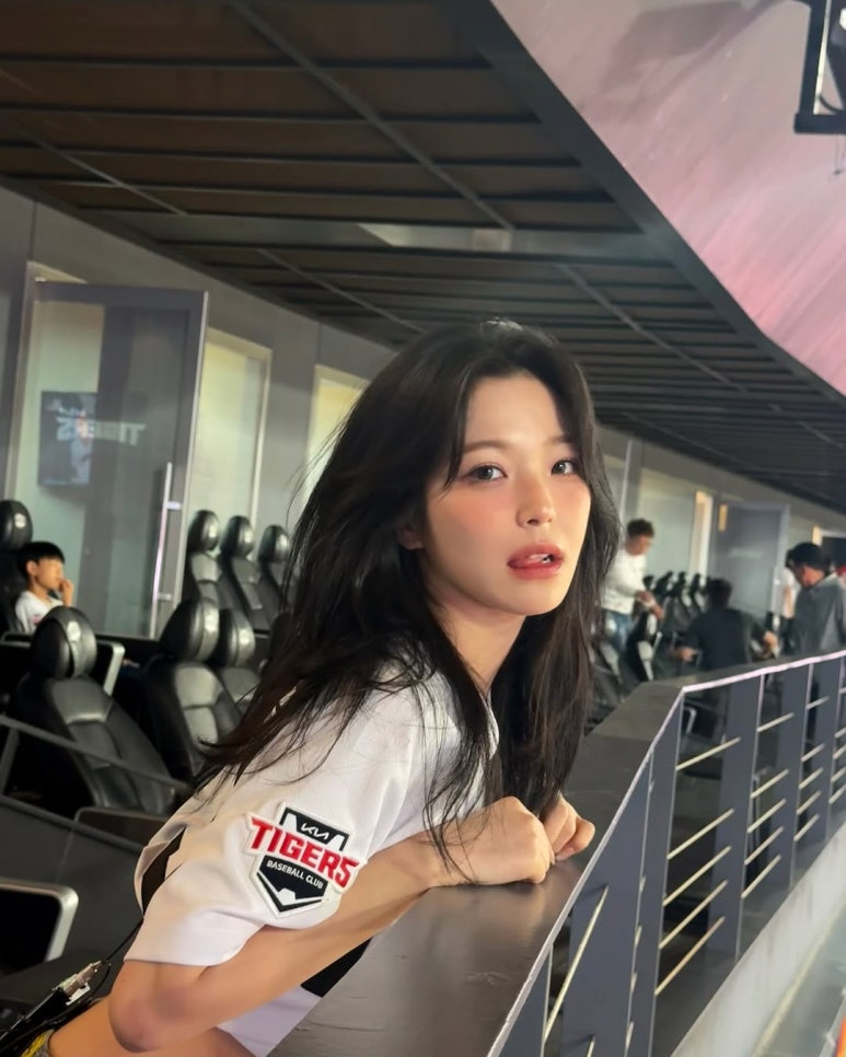 침대에 누워서 바라보는 여친모드 프로미스나인 백지헌