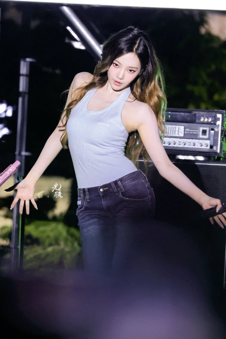 민소매에 청바지 균형잡힌 전신몸매 중앙대 축제 에스파 닝닝