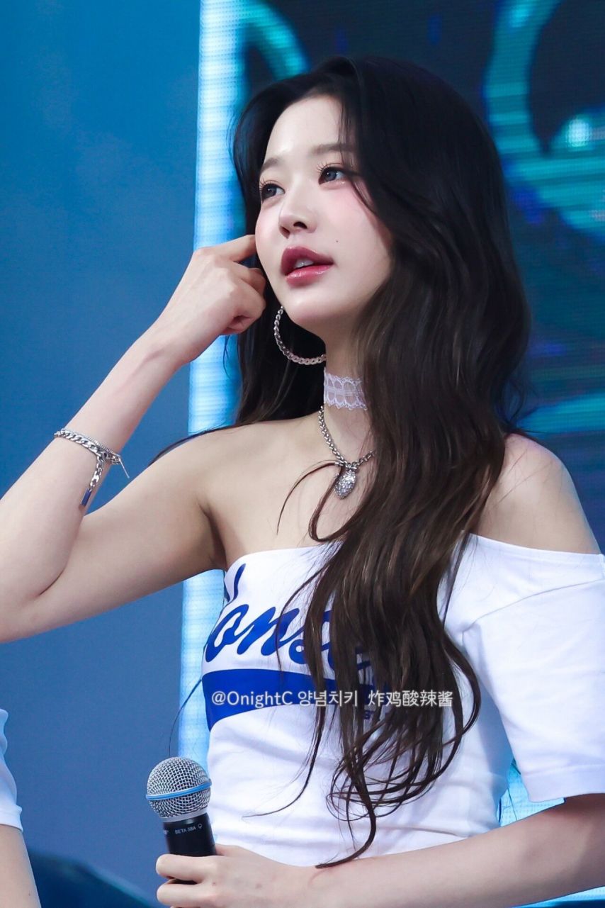 오늘자 시원한 청량의상 핫팬츠 연세대 축제 아이브 장원영