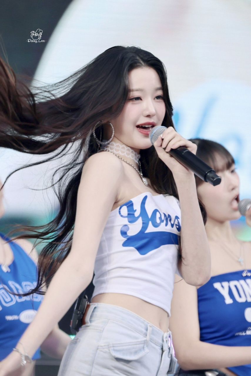 오늘자 시원한 청량의상 핫팬츠 연세대 축제 아이브 장원영