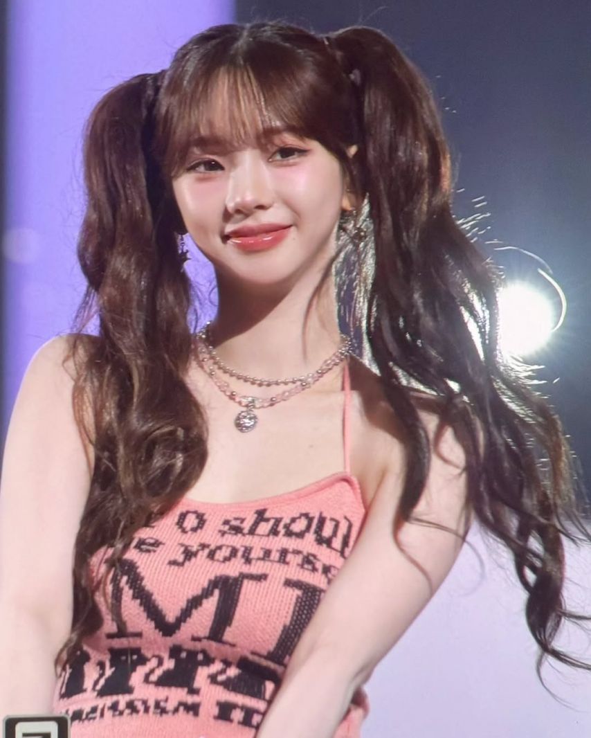 알파벳이 물결치는 핑크 끈나시 윗가슴골 펑키한 양갈래 카리나