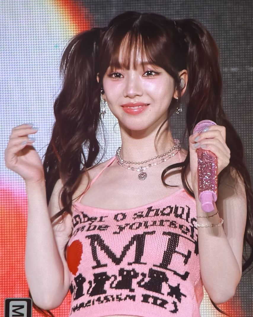 알파벳이 물결치는 핑크 끈나시 윗가슴골 펑키한 양갈래 카리나