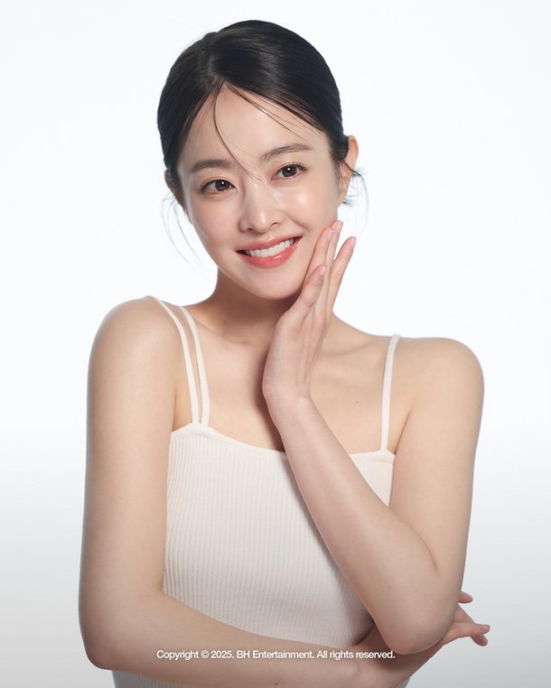 물광 피부 뽐내는 박보영