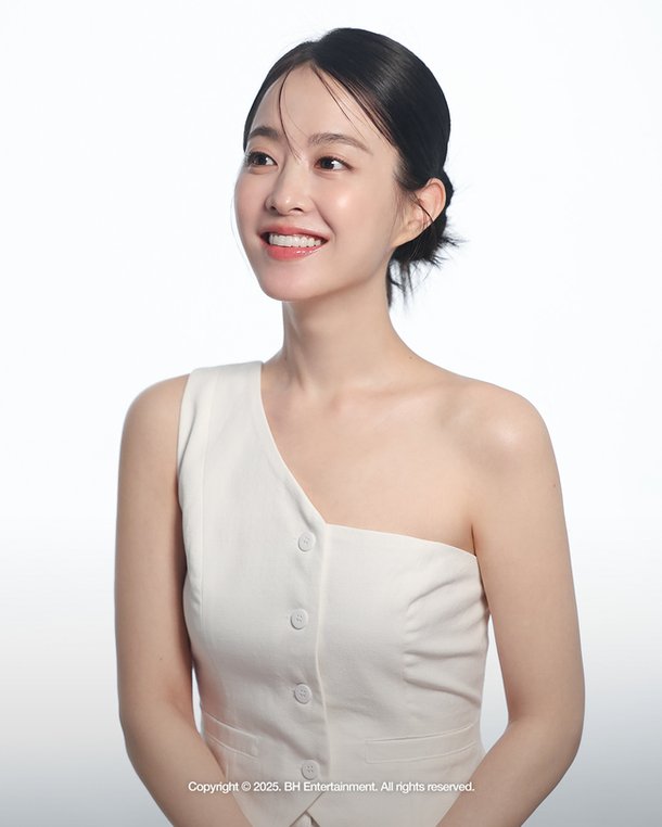 물광 피부 뽐내는 박보영
