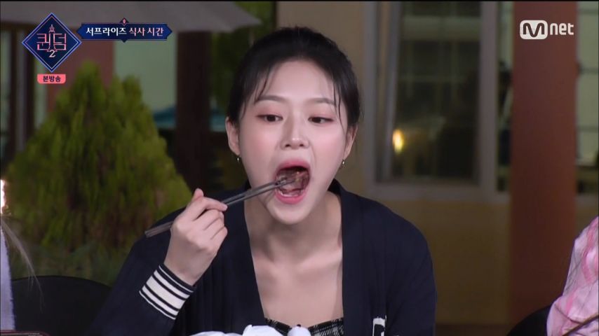 고기 먹는 현진 표정 (前 이달의 소녀)