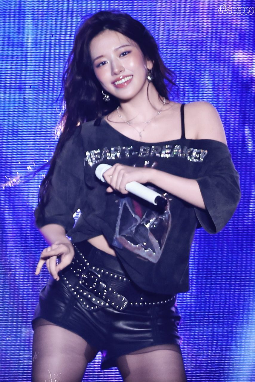 더워서 물 마시는 아이브 안유진 가죽핫팬츠 검스 야벅지
