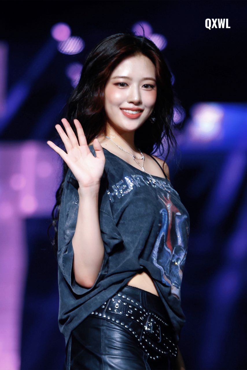 더워서 물 마시는 아이브 안유진 가죽핫팬츠 검스 야벅지