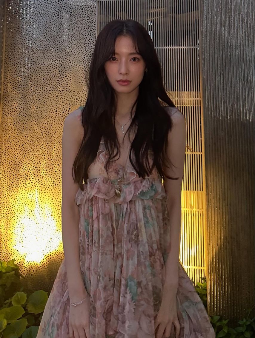 화사한 꽃무늬 드레스 요망한 가슴골 뽀얀 허벅지 각선미 아린
