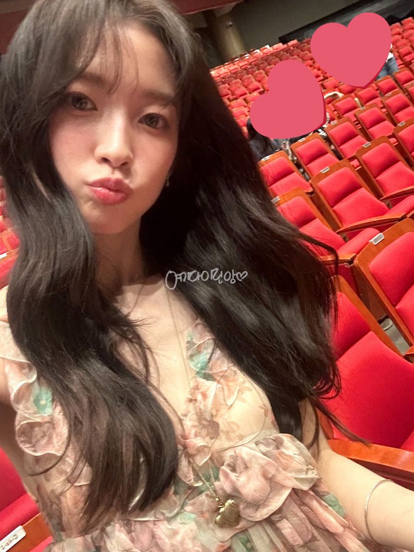 화사한 꽃무늬 드레스 요망한 가슴골 뽀얀 허벅지 각선미 아린