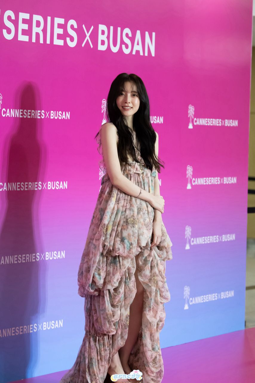 화사한 꽃무늬 드레스 요망한 가슴골 뽀얀 허벅지 각선미 아린