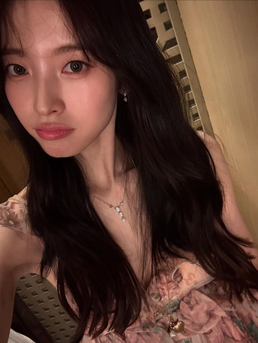 화사한 꽃무늬 드레스 요망한 가슴골 뽀얀 허벅지 각선미 아린