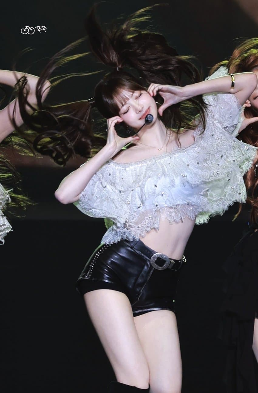 섹시한 매력 발산하는 르세라핌 콘서트 홍은채
