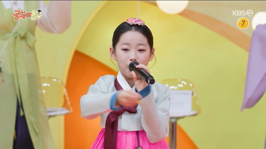 예능 오프닝 무대 하는 이수연 표정