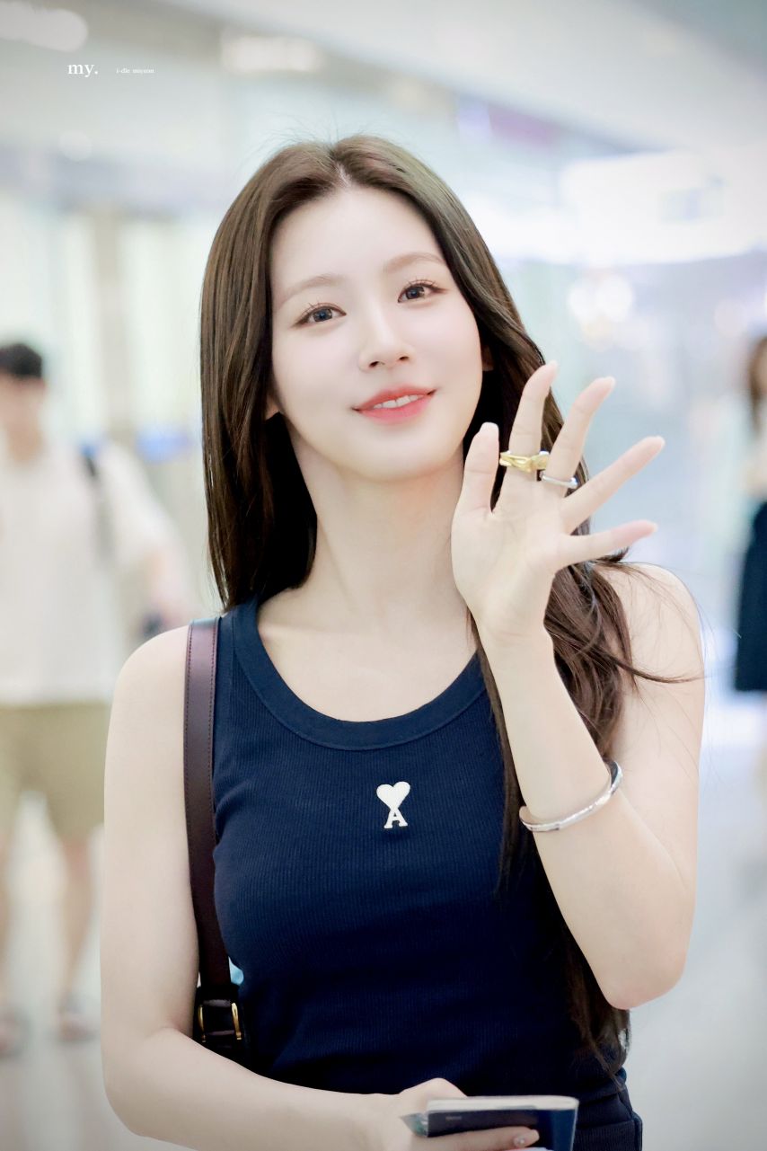 오늘자 출국하는 미연 (아이들)
