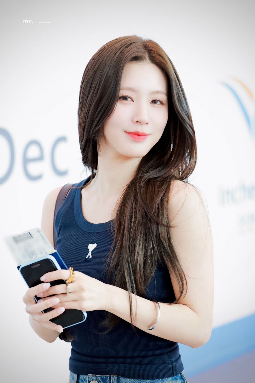 오늘자 출국하는 미연 (아이들)