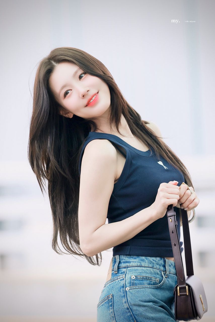 오늘자 출국하는 미연 (아이들)