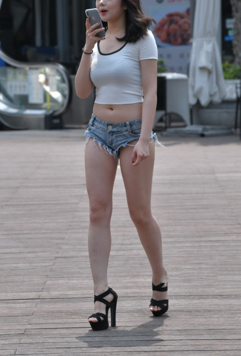 흰 티에 진핫팬츠에 완벽하게 핏한 몸짱녀