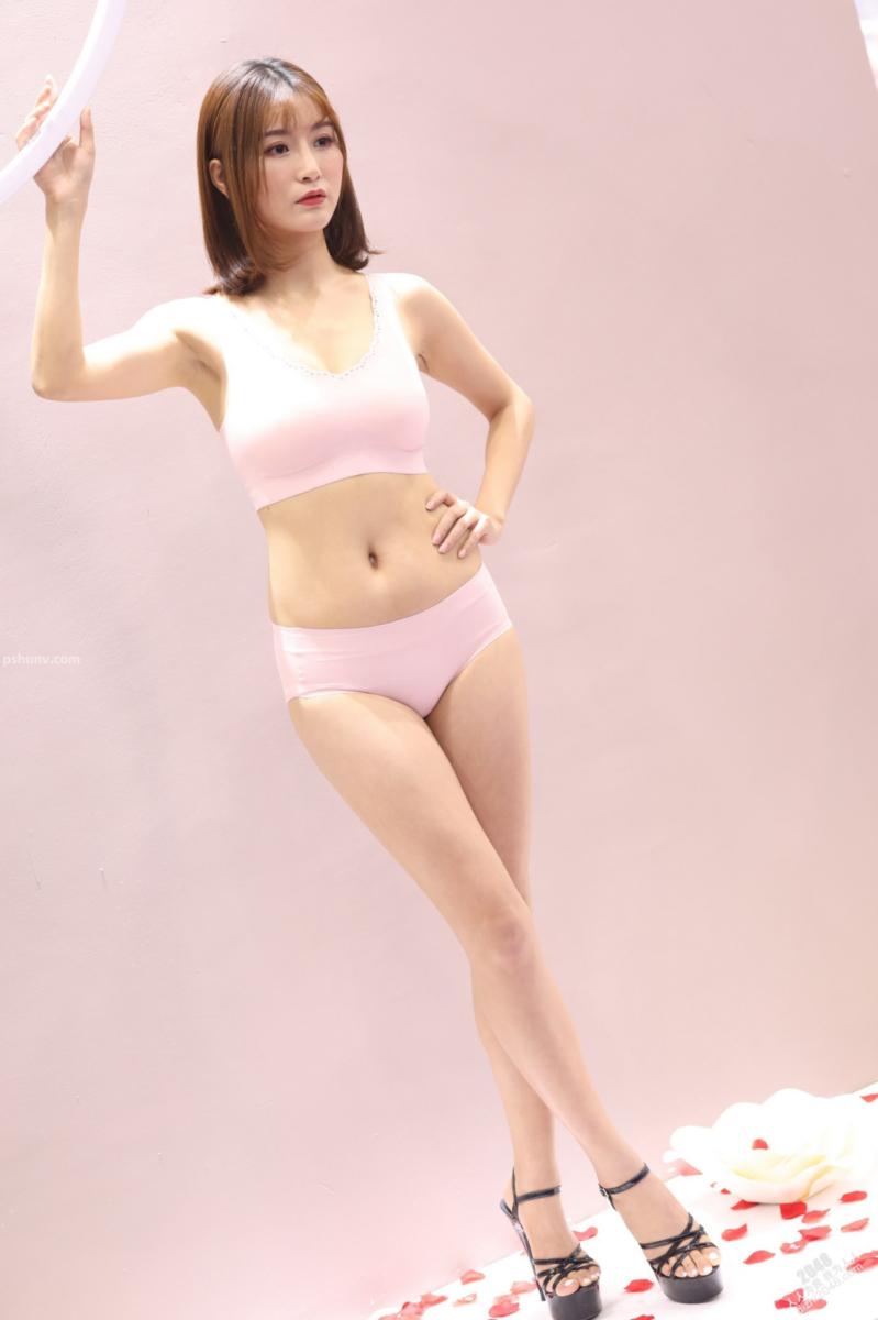 란제리만 입은 란제리 패션 쑈의 모델