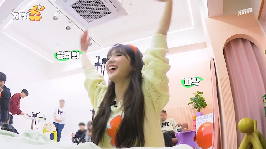 스탭과의 팔씨름 이긴 우아 나나 표정