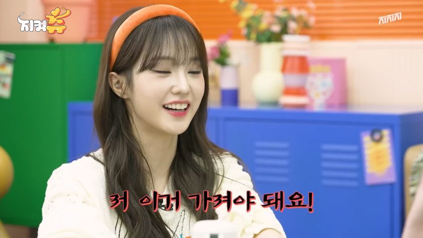 스탭과의 팔씨름 이긴 우아 나나 표정
