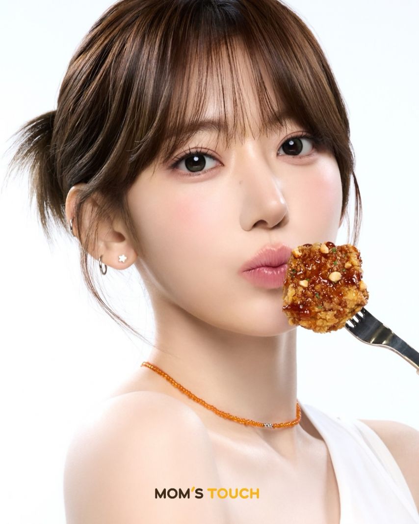 오늘자 공개된 르세라핌 맘스터치 NEW 광고사진.JPG