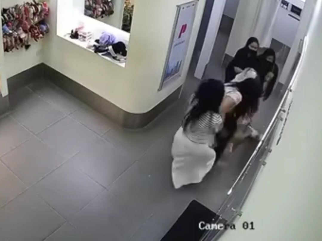 오늘 오후 베트남 하노이에서 한국여자 2명이 베트남 여자 폭행