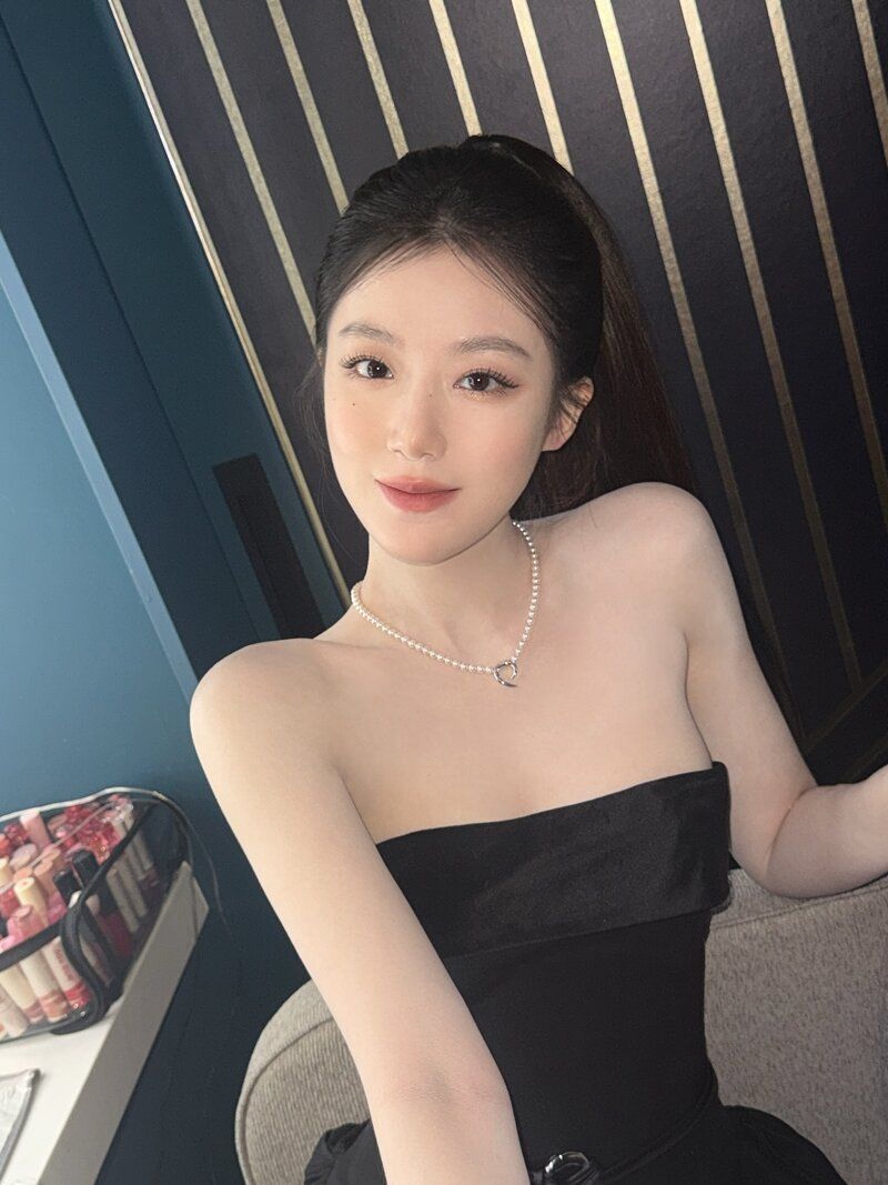 조명빨 제대로 받은 슈화의 새하얀 피부
