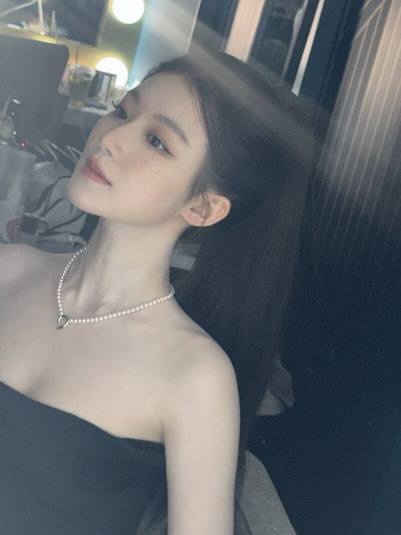 조명빨 제대로 받은 슈화의 새하얀 피부