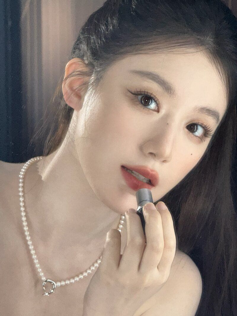 조명빨 제대로 받은 슈화의 새하얀 피부