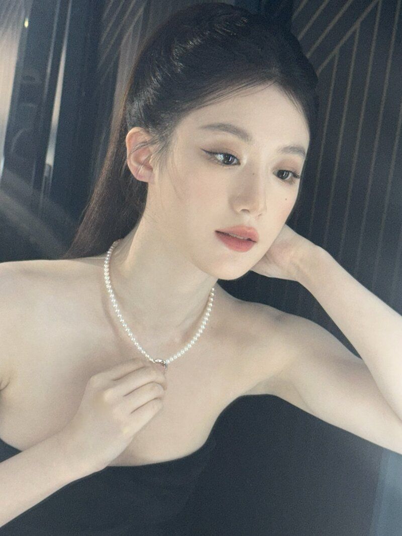 조명빨 제대로 받은 슈화의 새하얀 피부