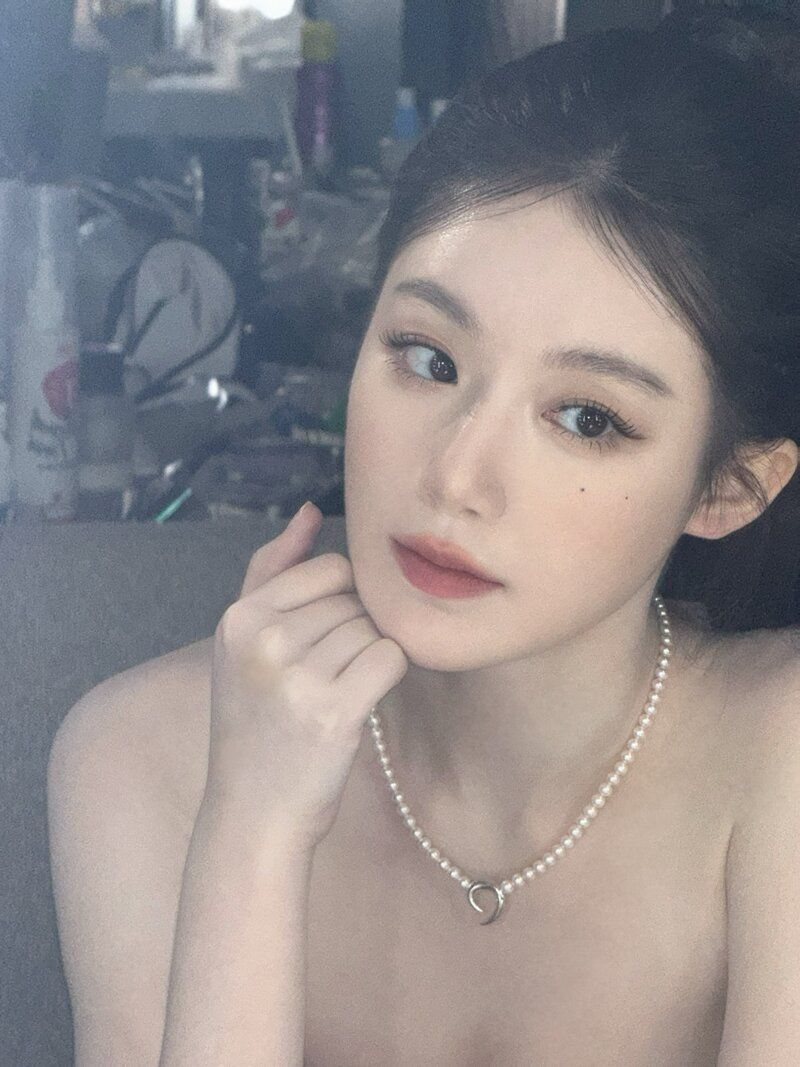 조명빨 제대로 받은 슈화의 새하얀 피부