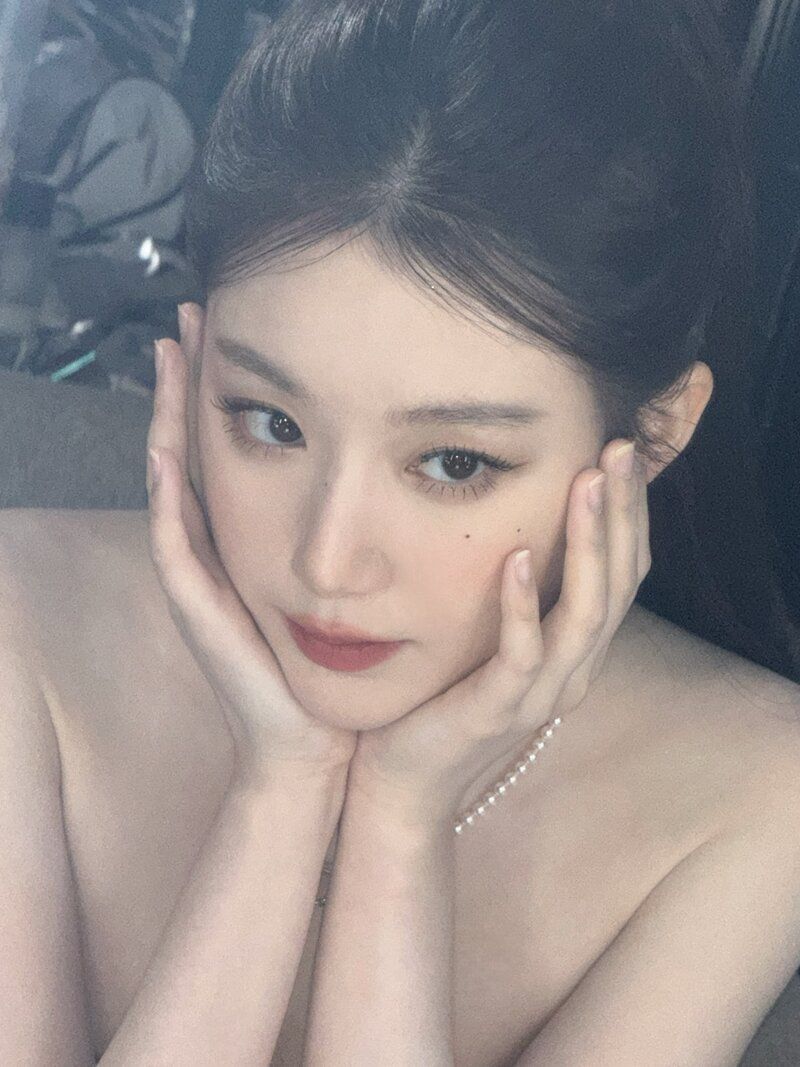 조명빨 제대로 받은 슈화의 새하얀 피부
