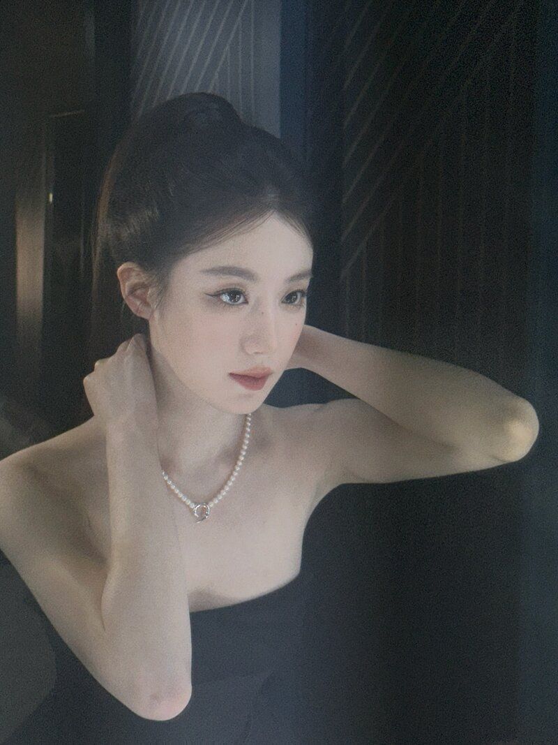 조명빨 제대로 받은 슈화의 새하얀 피부