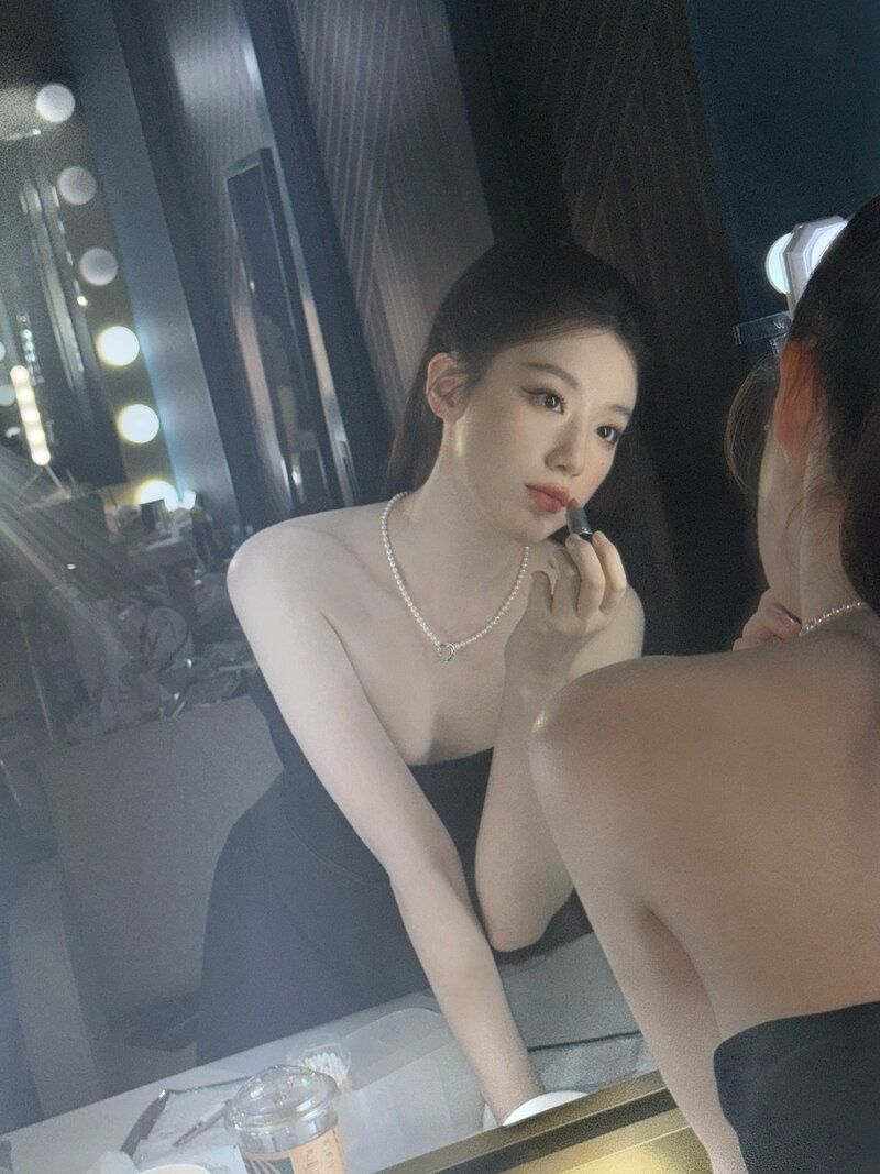 조명빨 제대로 받은 슈화의 새하얀 피부