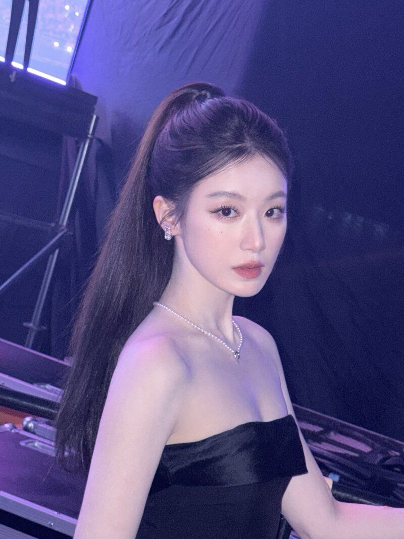 조명빨 제대로 받은 슈화의 새하얀 피부