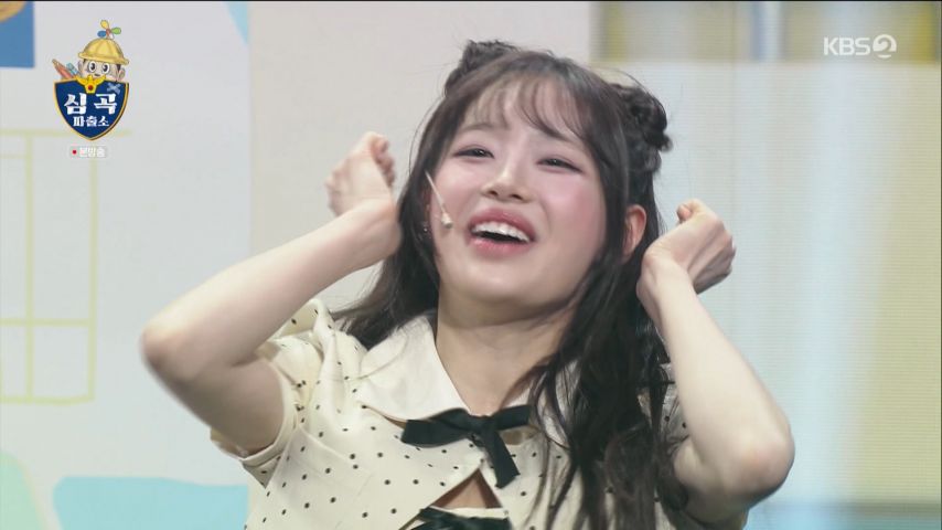 츄 등장에 외면하는 나현영과 인사하는 츄 표정