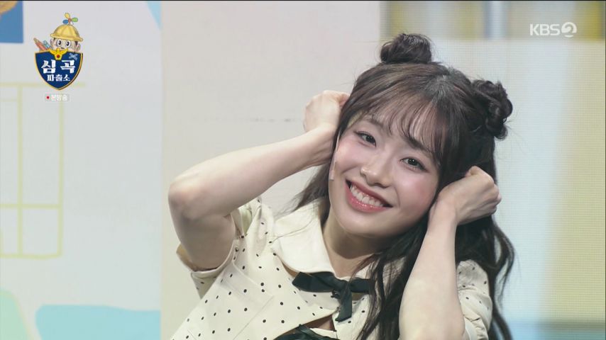 츄 등장에 외면하는 나현영과 인사하는 츄 표정