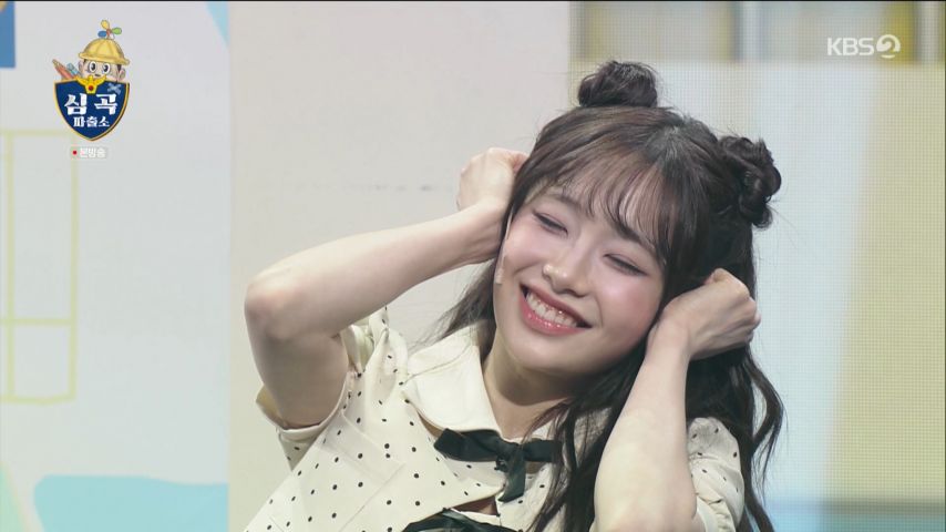 츄 등장에 외면하는 나현영과 인사하는 츄 표정