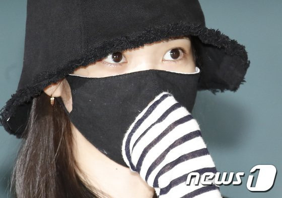 팬을 밀친 경호원 혼내는 아이유