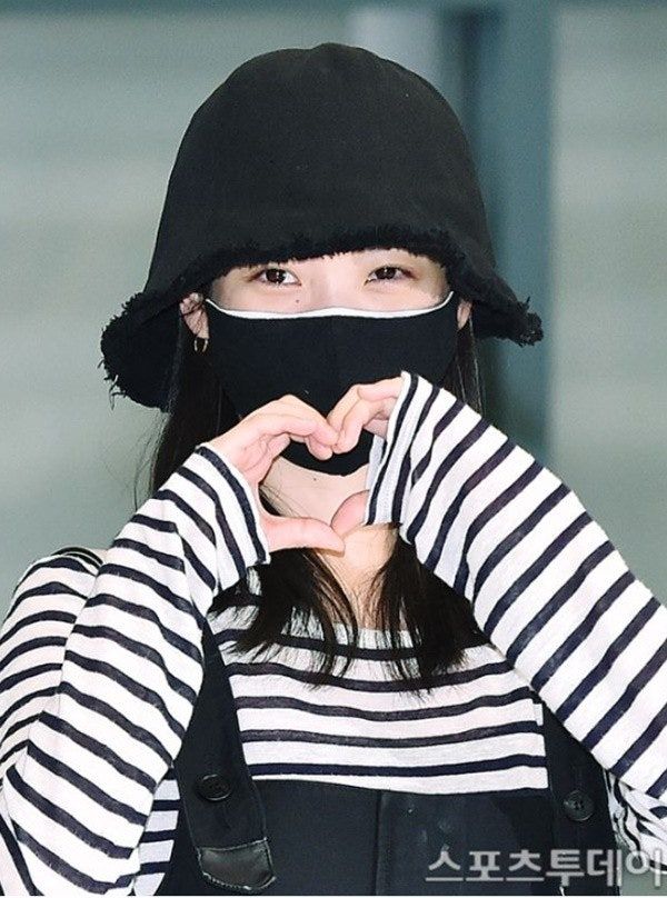 팬을 밀친 경호원 혼내는 아이유