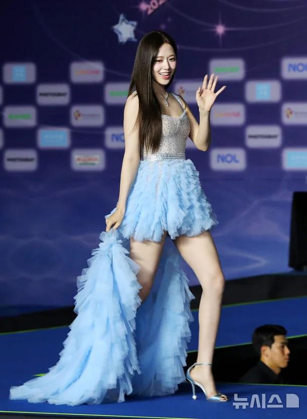 은색 끈나시 + 하늘색 공작룩 초미니 아이브 안유진 매끈한 엉벅지