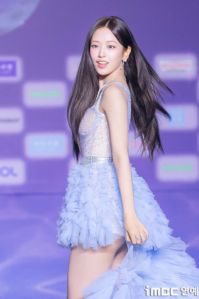 은색 끈나시 + 하늘색 공작룩 초미니 아이브 안유진 매끈한 엉벅지