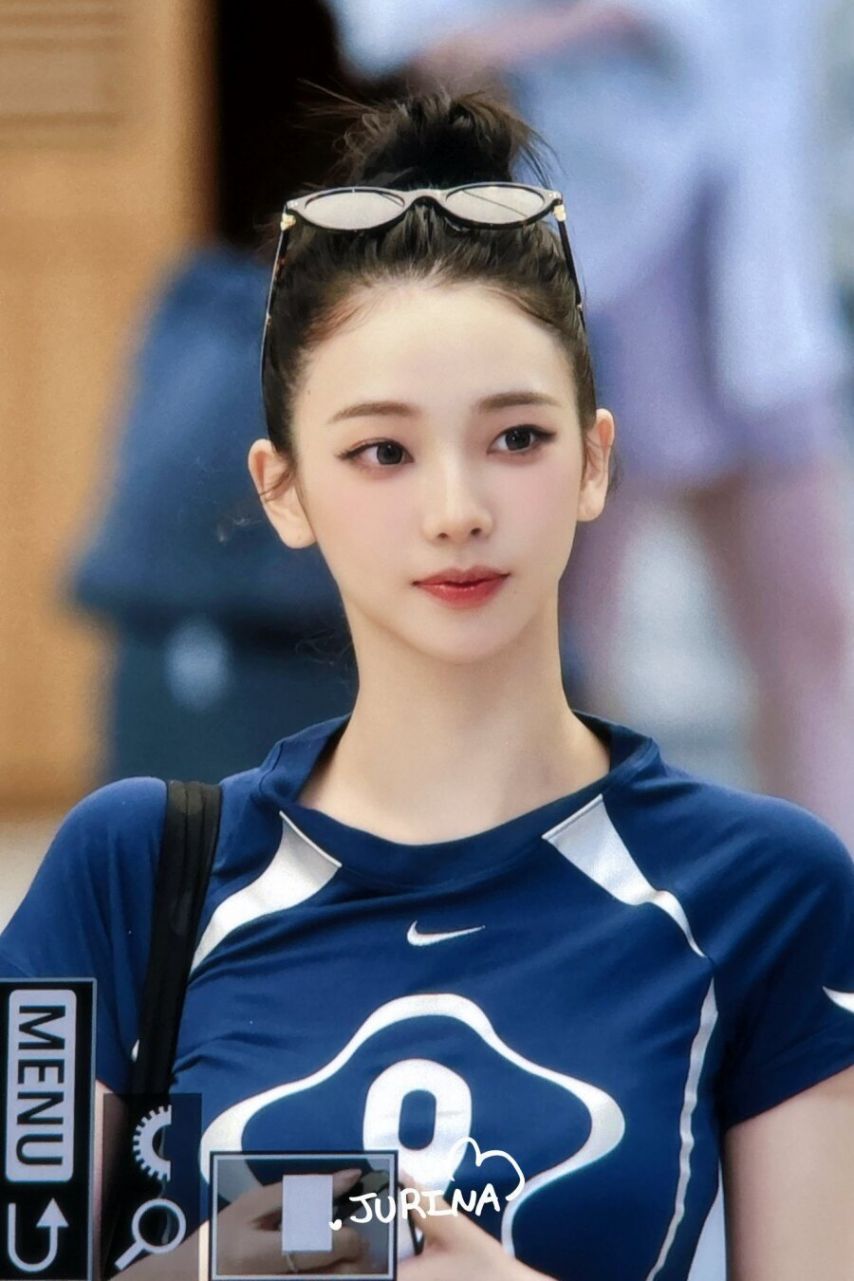 두상이 엄청 이쁜 카리나...브라가 은근히 비치는 묵직한 나이키 티
