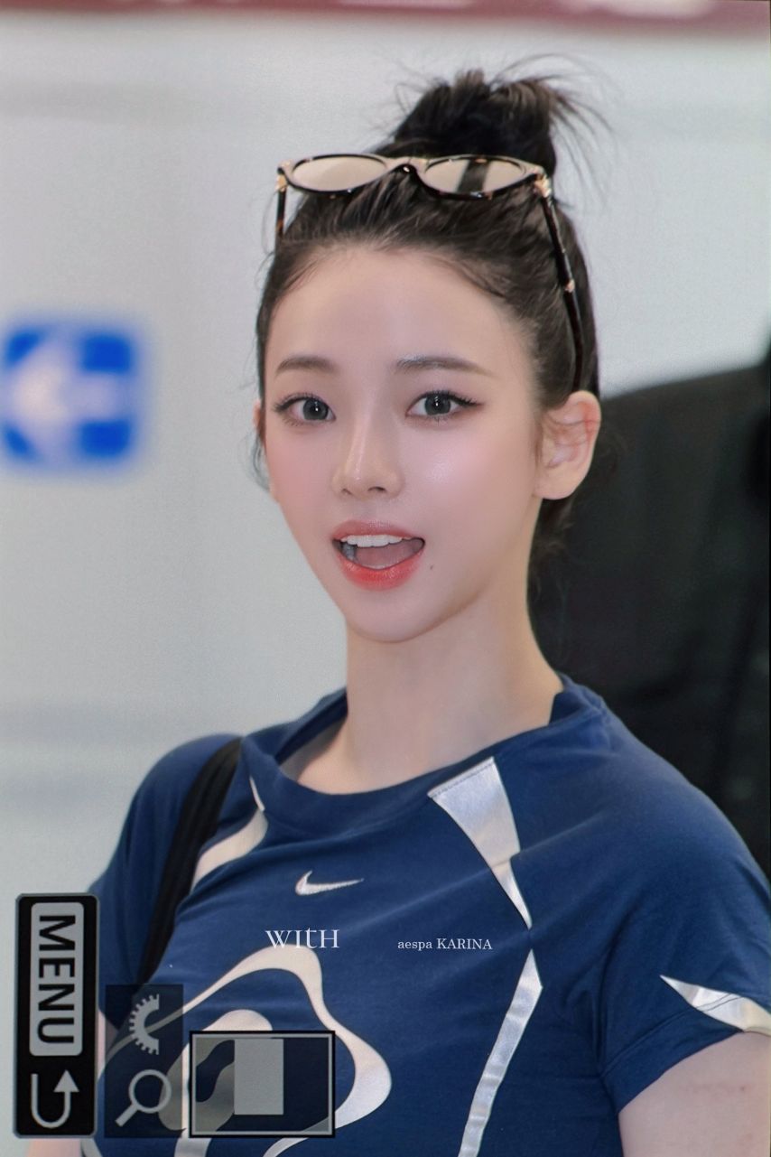 두상이 엄청 이쁜 카리나...브라가 은근히 비치는 묵직한 나이키 티