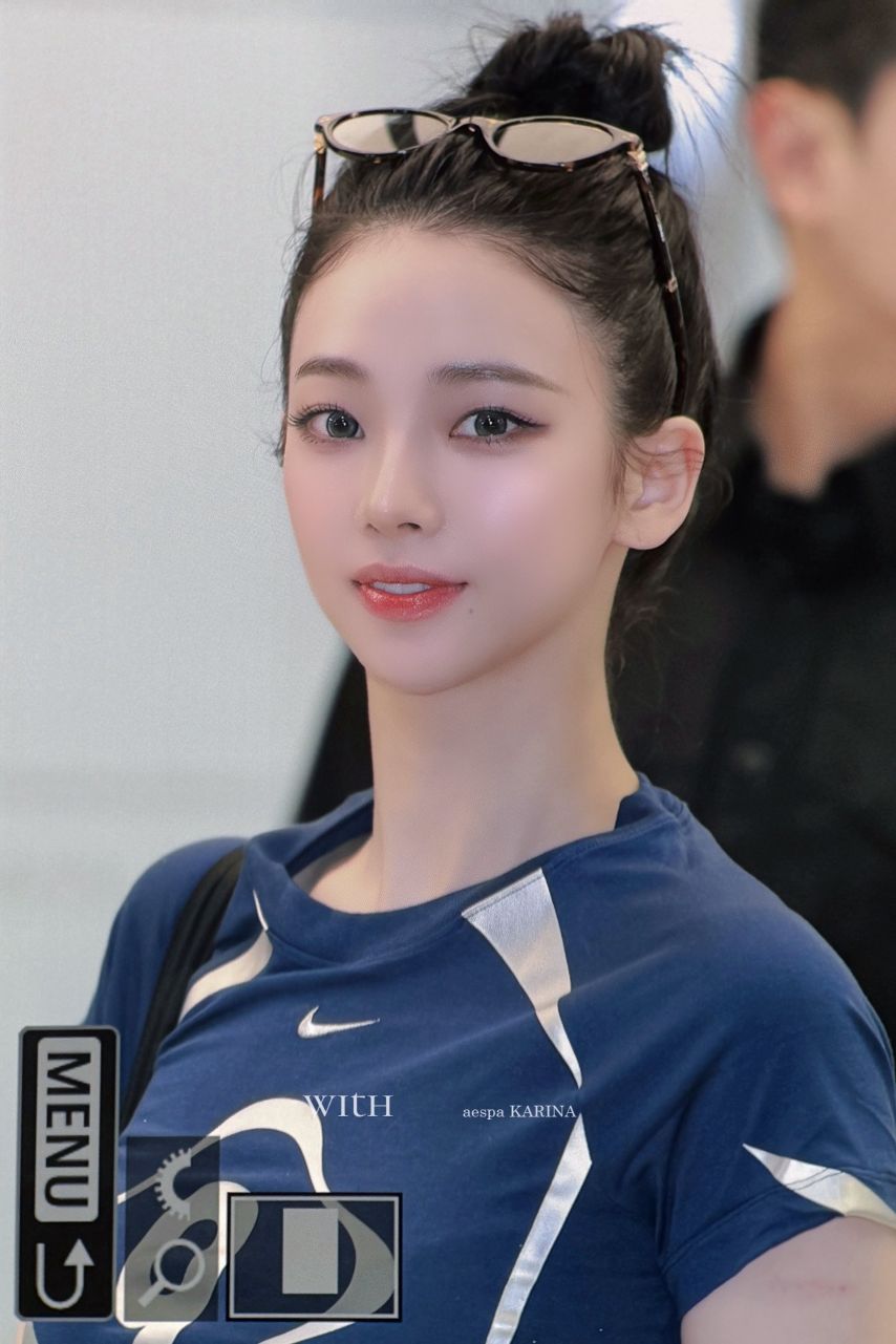 두상이 엄청 이쁜 카리나...브라가 은근히 비치는 묵직한 나이키 티