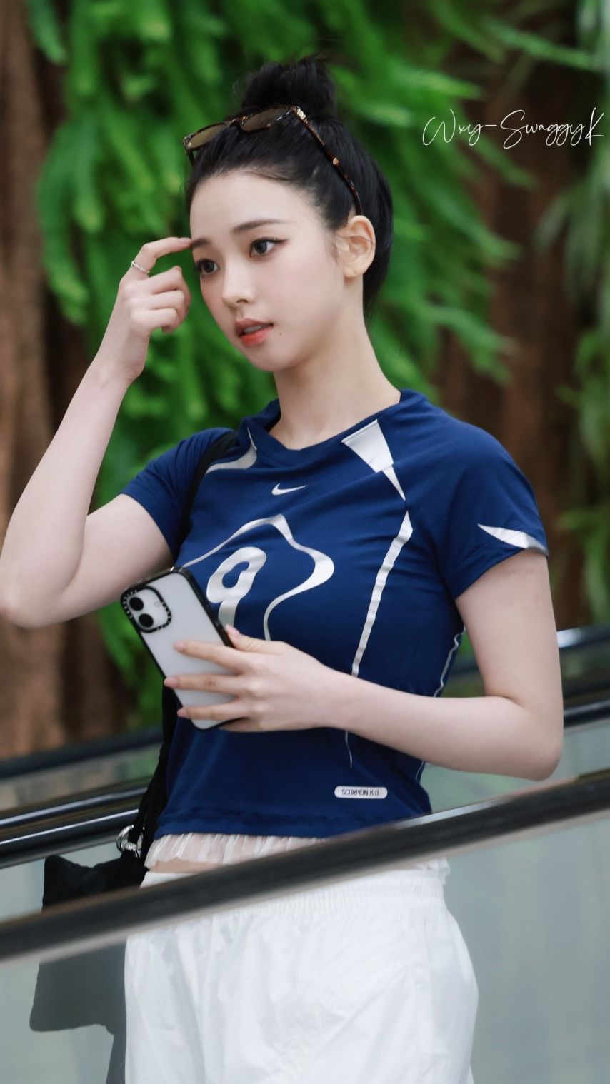 두상이 엄청 이쁜 카리나...브라가 은근히 비치는 묵직한 나이키 티